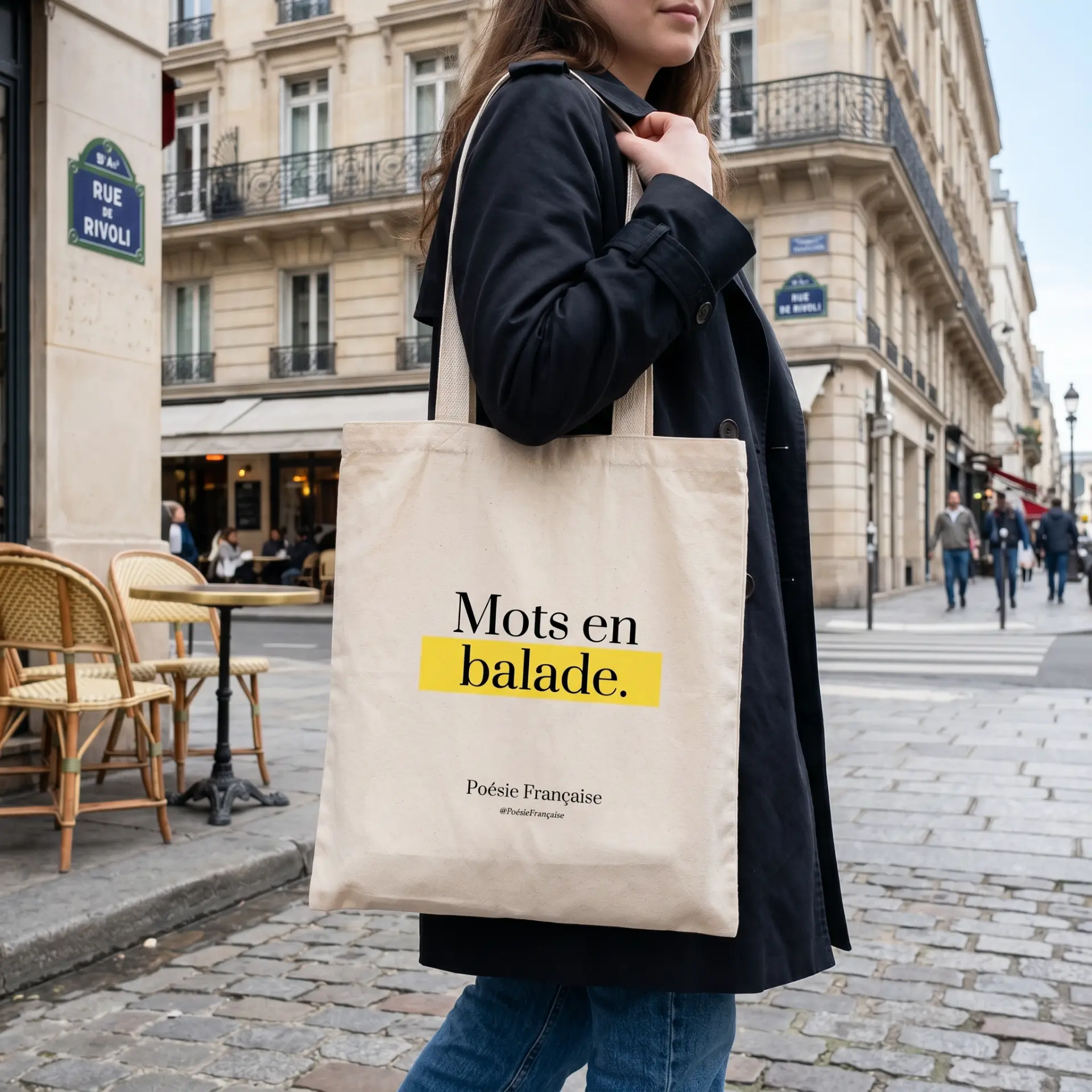 Tote bag Poésie Française « Mots en balade » porté dans une rue parisienne